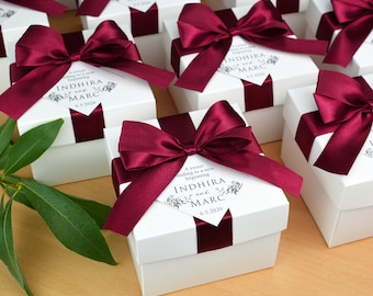 Elegante Hochzeitsbevorzugungsbox mit Wein-Burgunder-Satinbandschleife und benutzerdefiniertem Anhänger, personalisierte Boxen für Partygeschenke und Gastgeschenke für Gäste