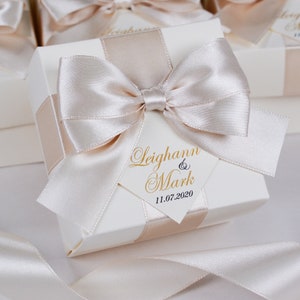 Boîtes de faveur de mariage ivoire et champagne avec ruban de satin, noeud et étiquette, boîte-cadeau ou bonbons de mariage personnalisé élégant, bonbonnière de mariage