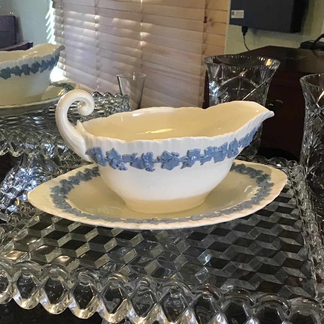 Wedgwood Queensware Gravy Boat, Shell Edge Wedgwood, Lavender on Cream ...