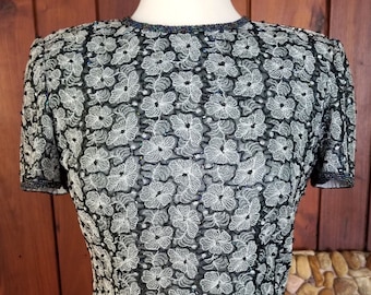 Top floral brillante completamente abalorios con cuentas de aceite slick por Adrianna Papell, tamaño 6