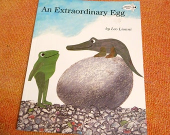 An Extraordinary Egg - Paperback Book by Leo Lionni / Dragonfly Books, 1994