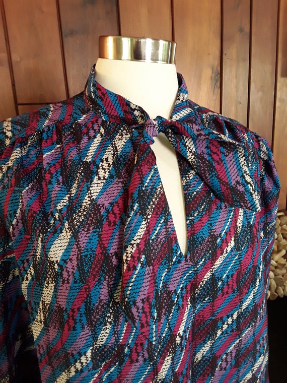 PurpleBlueWhite Print Blouse with Tie Neck by Devon Size 18