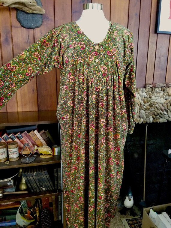 Loose Fitting Soft Velvet-Like Green Paisley Rena… - image 4