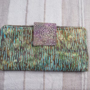 Cartera organizadora acolchada de tela con 6 ranuras para tarjetas, un bolsillo con cremallera y 2 bolsillos grandes con cierre a presión. Fabricada en EE. UU. con envío gratuito.