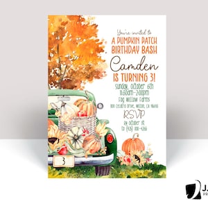 Peut inclure: Un camion vintage vert avec une benne en bois remplie de citrouilles, de courges et de tournesols. Le camion est décoré de feuilles d'automne et roule dans un champ. Le texte sur l'invitation indique "Vous êtes invités à un anniversaire à la ferme de citrouilles Camden a 3 ans ! Dimanche 6 octobre 11h30-14h00 Fog Willow Farms 100 Cecatro Drive, Wilston, CA 96569 RSVP avant le 1er octobre au (975) 818-4266".