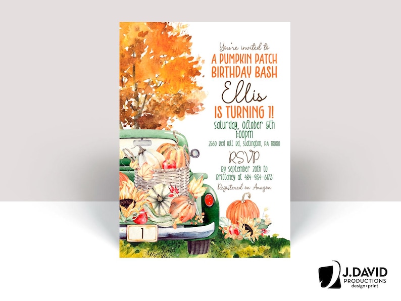 K&ouml;nnte beinhalten: Ein gr&uuml;ner Vintage-Lastwagen mit einem Korb voller K&uuml;rbisse, K&uuml;rbisse und Sonnenblumen. Der LKW ist mit Herbstlaub und dem Text "You're invited to a Pumpkin Patch Birthday Bash Ellis is turning 1! Saturday, October 5th 1:00pm 2560 Red Mill Dr, Slatington, PA 18080 RSVP by September 20th to grittancy at 484-934-6075 Registered on Amazon" verziert.