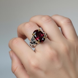 Großer Silberring mit Granat | Auffälliger Statement Ring Skulpturale handgemachte Schmuck | Künstlerischer Silber Gold Ring