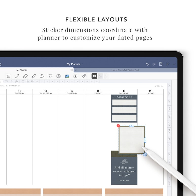 Pu&ograve; includere: Un'app di pianificazione digitale sullo schermo di un laptop con una vista di calendario settimanale. L'app &egrave; aperta alla settimana del 13 settembre 2021. Un adesivo con il testo "PRIORIT&Agrave;" &egrave; posizionato sulla sezione del sabato del calendario. L'adesivo proviene da un libro di adesivi chiamato "Laurel Studio Fall Sticker Book".