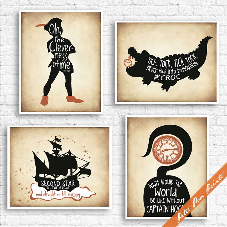 Puede incluir: Cuatro impresiones enmarcadas con una est&eacute;tica vintage. Cada una presenta una silueta negra y texto de Peter Pan. Las impresiones incluyen a Peter Pan, un cocodrilo, un barco y el Capit&aacute;n Garfio. El fondo es de color beige.