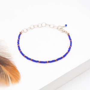 Minimalist beaded bracelet // delicate beaded bracelet // blue layering bracelet // minimalist jewelry // boho bracelet // gifts for her