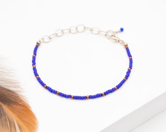 Minimalist beaded bracelet // delicate beaded bracelet // blue layering bracelet // minimalist jewelry // boho bracelet // gifts for her