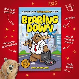 Op de afbeelding: Kinderboekcover 'Bearing Down' met een cartoonbeer in een pak, met een aktetas. De titel staat in grote gele letters. Het boek is een 'Beary Silly Interactive Story' met 100 pagina's. De achtergrond is een stadsgezicht.
