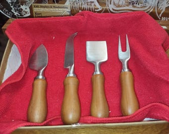Handgefertigtes Paduk Käsemesser Set.