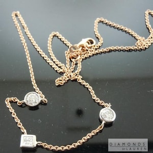 Puede incluir: Un delicado collar de cadena de oro rosa con dos pequeños diamantes redondos y un diamante cuadrado.