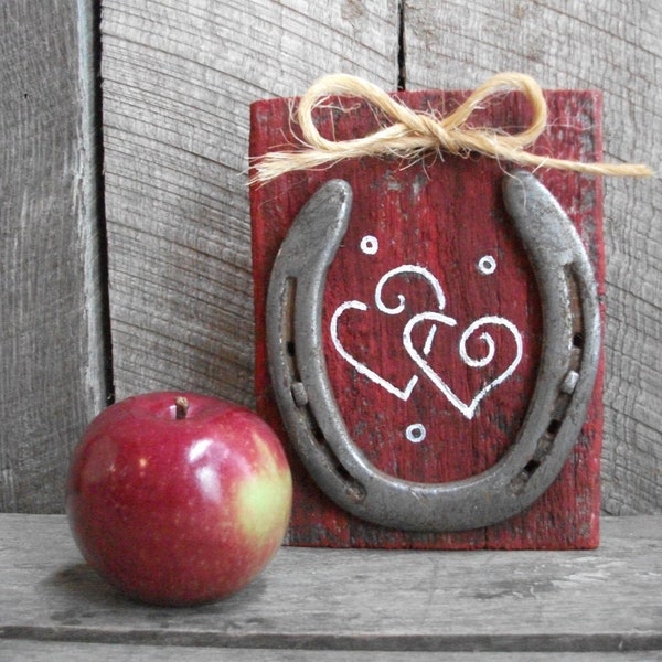 Valentines Day Heart Wall Decor, Recycled Barn Wood Art, Horseshoe Outdoor American made Farmhouse Decor, Womens horse gift, Girlfriend gift