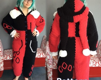 Puede incluir: Un mono de crochet rojo y negro con capucha blanca y detalles blancos. El mono tiene un patrón de diamantes en las piernas y un patrón de corazón en la espalda. La palabra "Pattern" está escrita en letras blancas sobre un fondo negro en la parte inferior de la imagen.