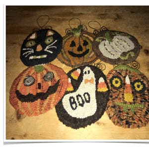 Rug pattern for hooking and punch needle. Each oval measures 5" x 6". Foundation choices, linen or monks cloth. 6 MINI HALLOWEEN