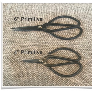 CISEAUX NOIR PRIMITIF manche large. Disponible en 6 po. et 4 po. Idéal pour couper des broderies d'appliqués au crochet de tapis et des aiguilletages