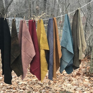 Puede incluir: Una colecci&oacute;n de nueve muestras de tela rectangulares en varios colores s&oacute;lidos y patrones, incluyendo negro, marr&oacute;n oscuro, rosa viejo, rojo intenso, amarillo mostaza, azul pizarra, beige, azul verdoso y un patr&oacute;n de cuadros marr&oacute;n.