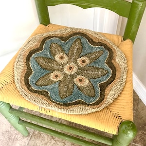 LEAF MEDALLION Rug pattern for hooking and punch needle.  Round  Sizes: 12", 14" or 16".   Foundation cloth choices at checkout