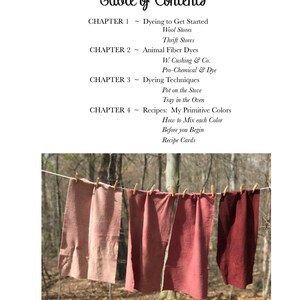 Puede incluir: Una tabla de contenido que enumera cap&iacute;tulos sobre t&eacute;cnicas de te&ntilde;ido y recetas, seguida de una fotograf&iacute;a de cinco muestras de tela rectangulares en tonos rosa y rojo colgadas de un tendedero con pinzas de madera en una zona boscosa.