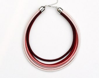 Collar multiestrágico / collar de cuerda de declaración / collar de capas gruesas / collar colorido / ombre / burdeos / rosa salmón / rojo / idea de regalo / para ella
