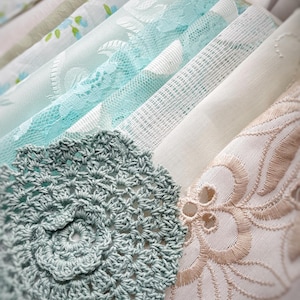 Carré vintage de 9 pièces en sauge, menthe et dentelle blanche pour le scrapbooking, le journal indésirable, l'artisanat