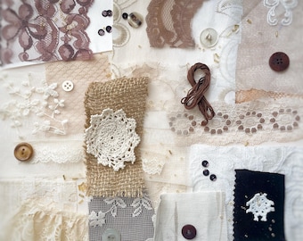Puede incluir: Una colección de retazos de tela en varias texturas y colores, incluyendo encaje, arpillera y lino. Los retazos están dispuestos en un patrón de patchwork y presentan botones, cuentas y otros adornos.