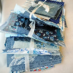 Petit ensemble mystère carré de courtepointe bleu vintage de 20 pièces pour le scrapbooking, la création de journaux indésirables, l'artisanat, la courtepointe