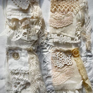 Shabby-chique junkjournal-tagset gemaakt van vintage gebroken witte veters en linnengoed, clusters voor langzame steek, junkjournaling, knutselen