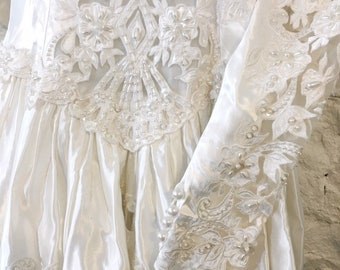 Beautiful long sleeved vintage lace satin wedding dress