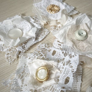 Verzierungssatz cremeweiße Vintage Spitze, Seide und Knöpfe für langsamen Stich, Junk Journaling, Kunsthandwerk und Quilten
