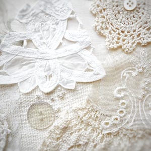 Kit de point lent, plus de 25 pièces avec tissu blanc cassé vintage, dentelle, soie, lin, perles et boutons pour point lent, journal indésirable, travaux manuels