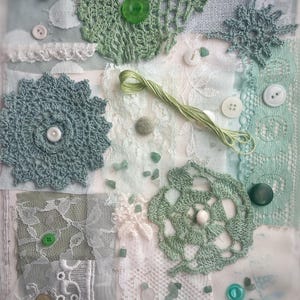 Kit de point lent, plus de 25 pièces avec tissu vert sauge et blanc, dentelle, soie, perles d'aventurine et boutons pour point lent, journal indésirable, travaux manuels