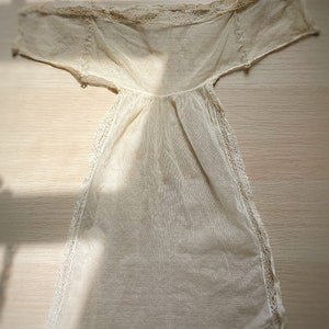 Off-White Antique lace collar, 19th century modesty panel