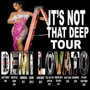 Pode incluir: Imagem promocional da "It's Not That Deep Tour" de Demi Lovato. A imagem mostra uma pessoa com um vestido rosa e uma escada. As capas dos álbuns de 2008 a 2025 são exibidas abaixo do título da turnê.