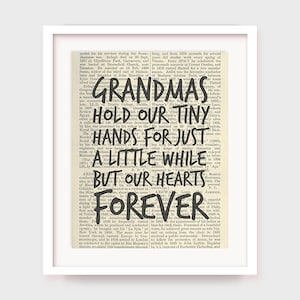 Peut inclure: Typographie noire et blanche sur une page de livre vintage. Le texte dit "Grandmas hold our tiny hands for just a little while but our hearts forever".