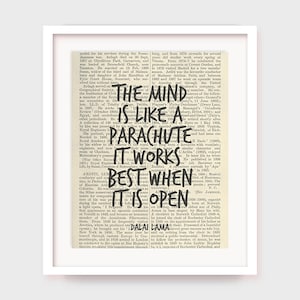 Impresión con cita inspiradora: La mente es como un paracaídas: funciona mejor cuando está abierta. Cita del Dalai Lama. Decoración artística inspiradora. Imprimible.