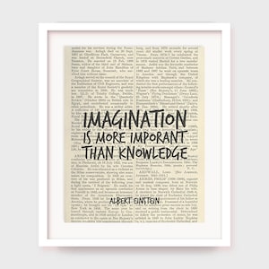 Pode incluir: Uma imagem em preto e branco de uma citação de Albert Einstein. A citação diz: "A imaginação é mais importante do que o conhecimento."