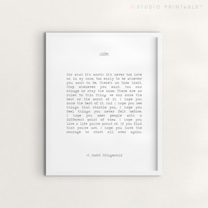 Può includere: Stampa incorniciata con il testo "-Life-" e una citazione di F. Scott Fitzgerald. La citazione è in un carattere semplice su sfondo bianco. La cornice è bianca, adatta all'arredamento.