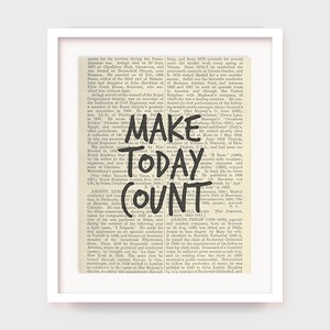 Puede incluir: Una imagen vintage en blanco y negro de una página de periódico con el texto "MAKE TODAY COUNT" escrito en letras negras y negritas. El texto se superpone al artículo del periódico.