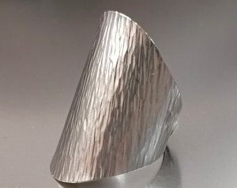 Bague en titane, texture martelée, bague en titane mat, bague en titane élégante et moderne, minimaliste pour homme et femme