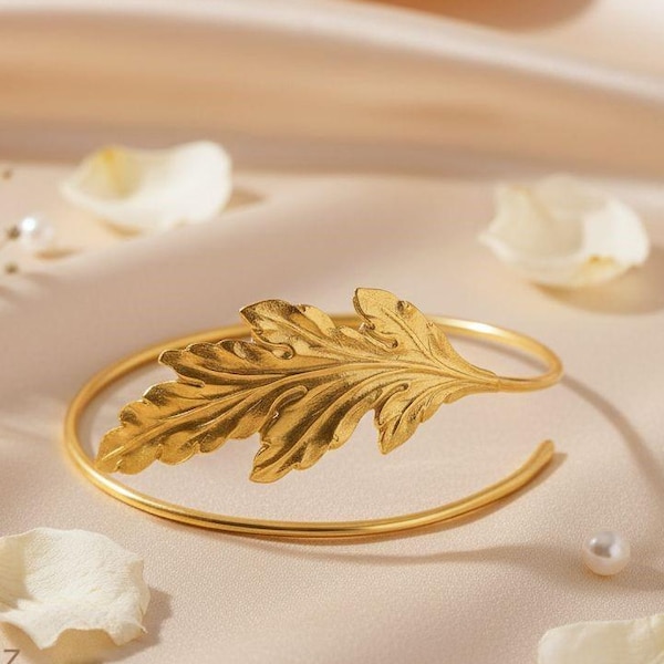 Oberarmreif mit Blatt aus Messing, 24 Karat vergoldet