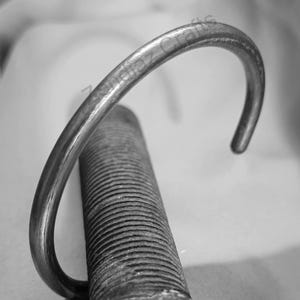 Handgefertigtes Titan Manschette Armband: Rustikales breites Band für Männer