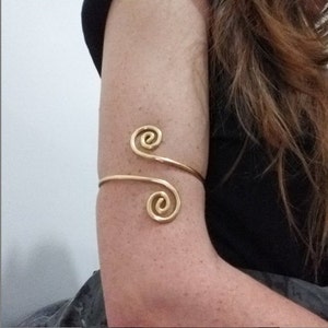 Upper arm cuff arm band spiral handmade made of brass, aluminium, german silver or sterling silver 925 wire. imagem 1