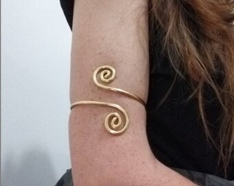 Spirale supérieure de brassard de brassard faite à la main faite en laiton, aluminium, argent allemand ou fil d’argent sterling 925.