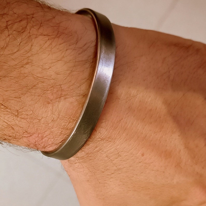 Bracciale in titanio, robusto ampio, rustico forgiato a mano, patina, bracciale da uomo in titanio fatto a mano, regalo per gli uomini immagine 7