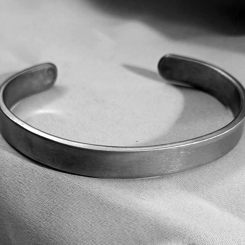 Bracciale in titanio, robusto ampio, rustico forgiato a mano, patina, bracciale da uomo in titanio fatto a mano, regalo per gli uomini immagine 6