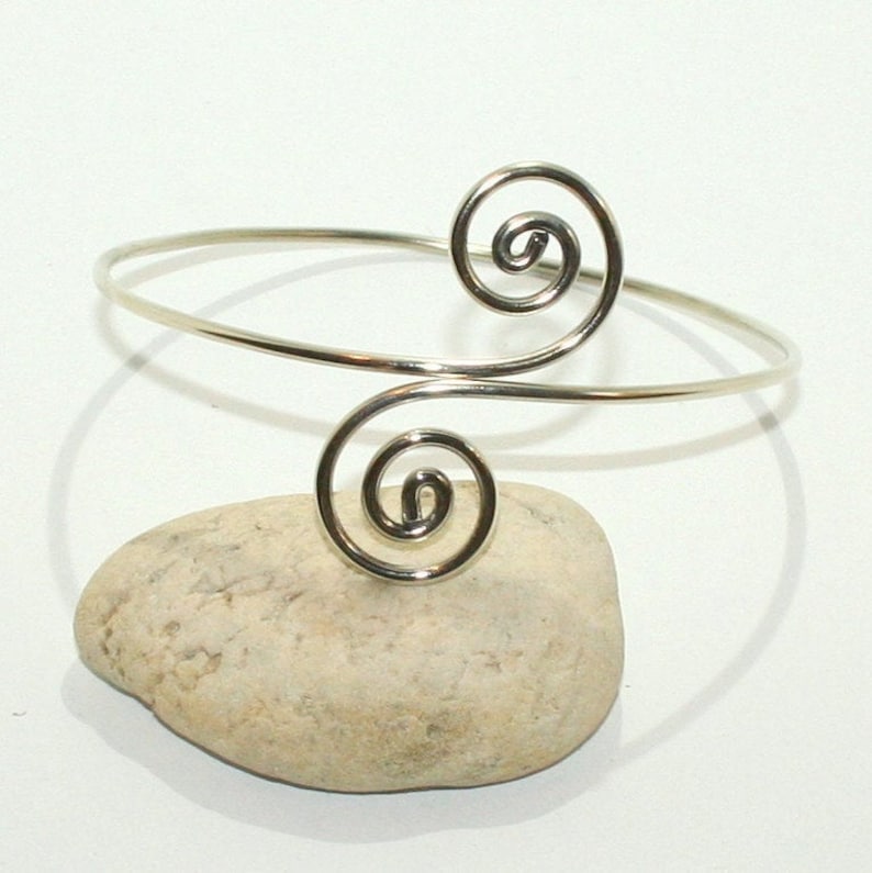 Upper arm cuff arm band spiral handmade made of brass, aluminium, german silver or sterling silver 925 wire. imagem 4
