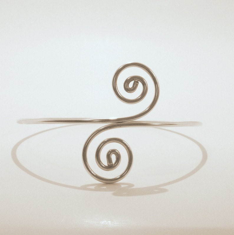 Upper arm cuff arm band spiral handmade made of brass, aluminium, german silver or sterling silver 925 wire. imagem 6